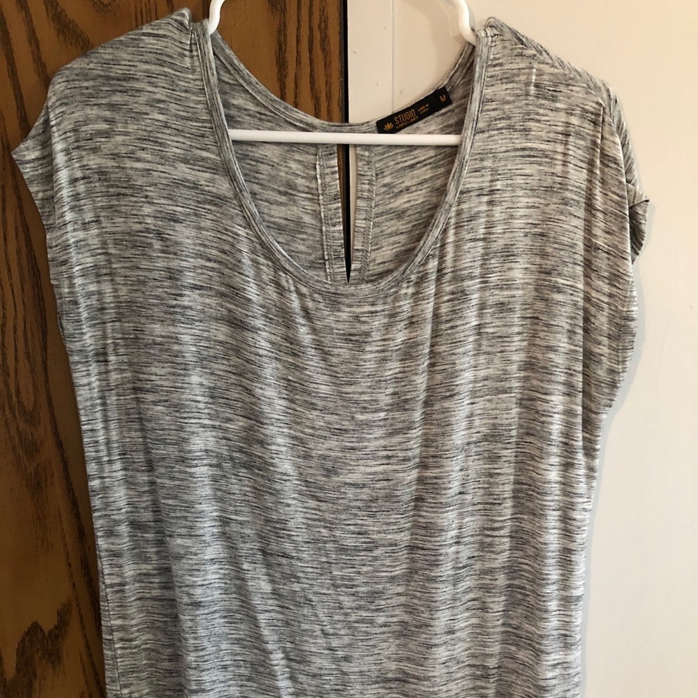 Flowy slit back top